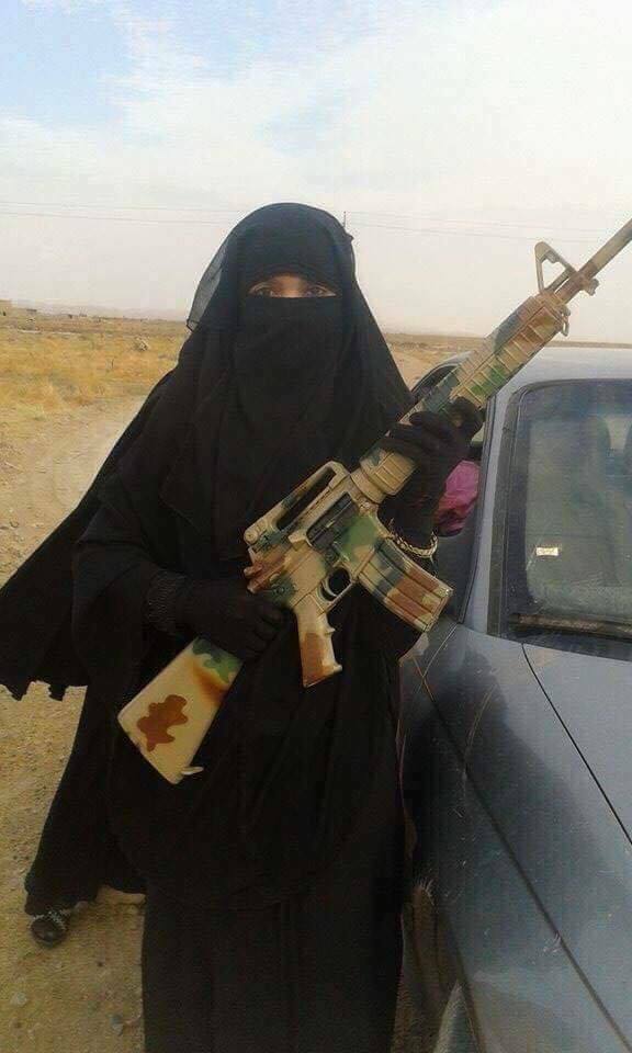 فتيات في أحضان مسلحي داعش